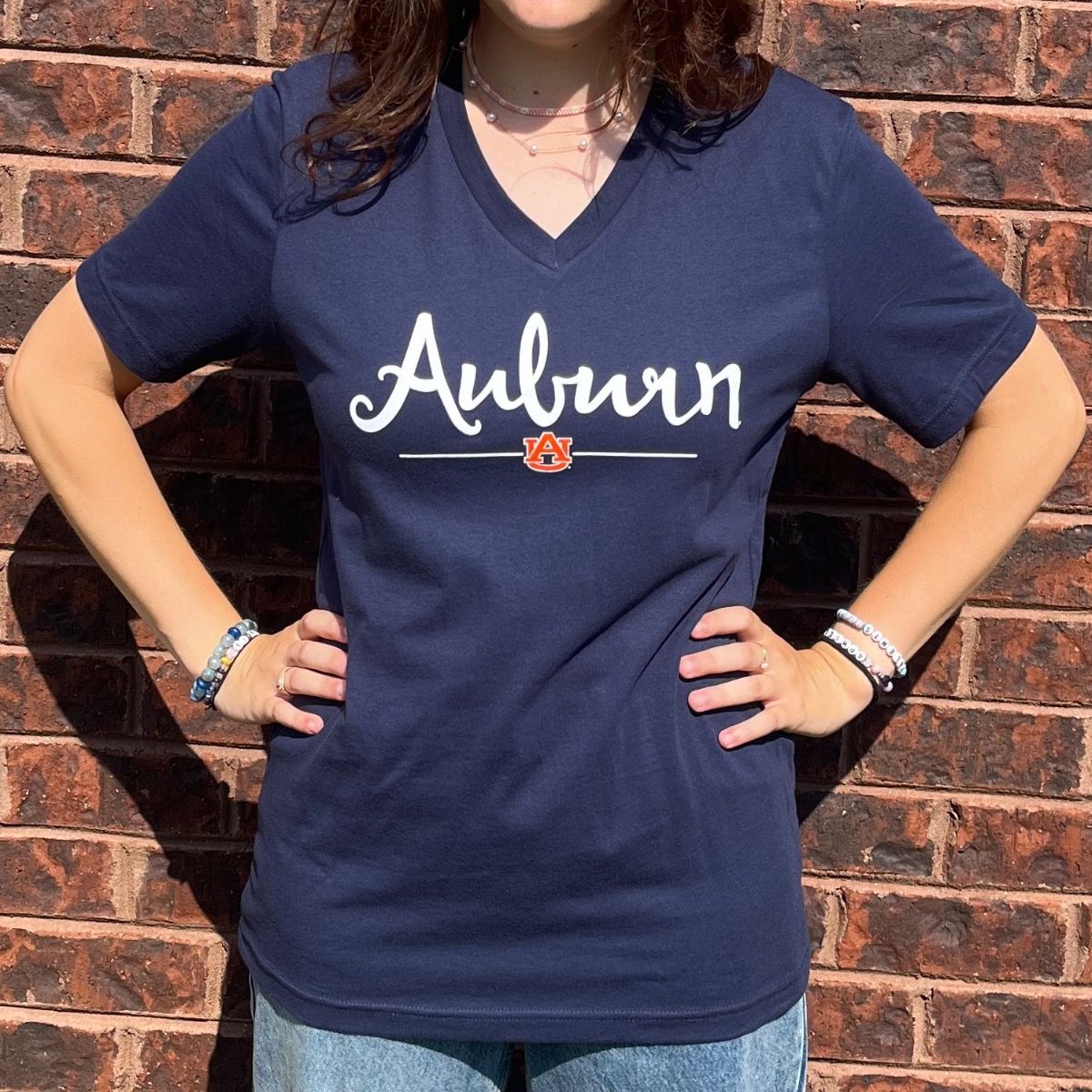 AU SCRIPT NAVY V-NECK