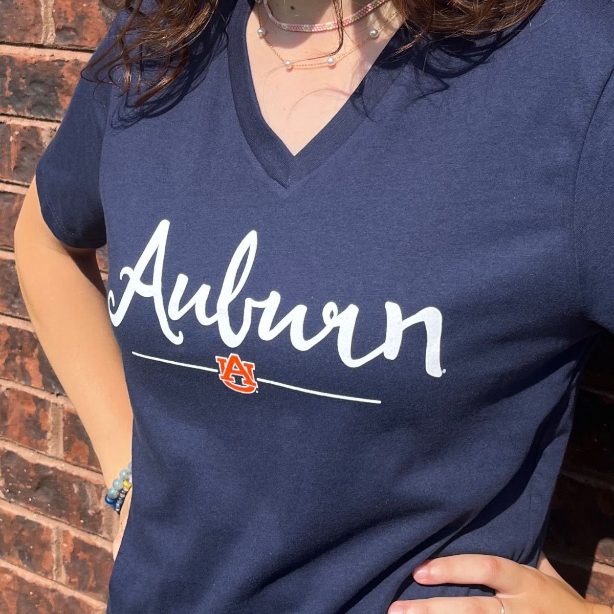 AU SCRIPT NAVY V-NECK